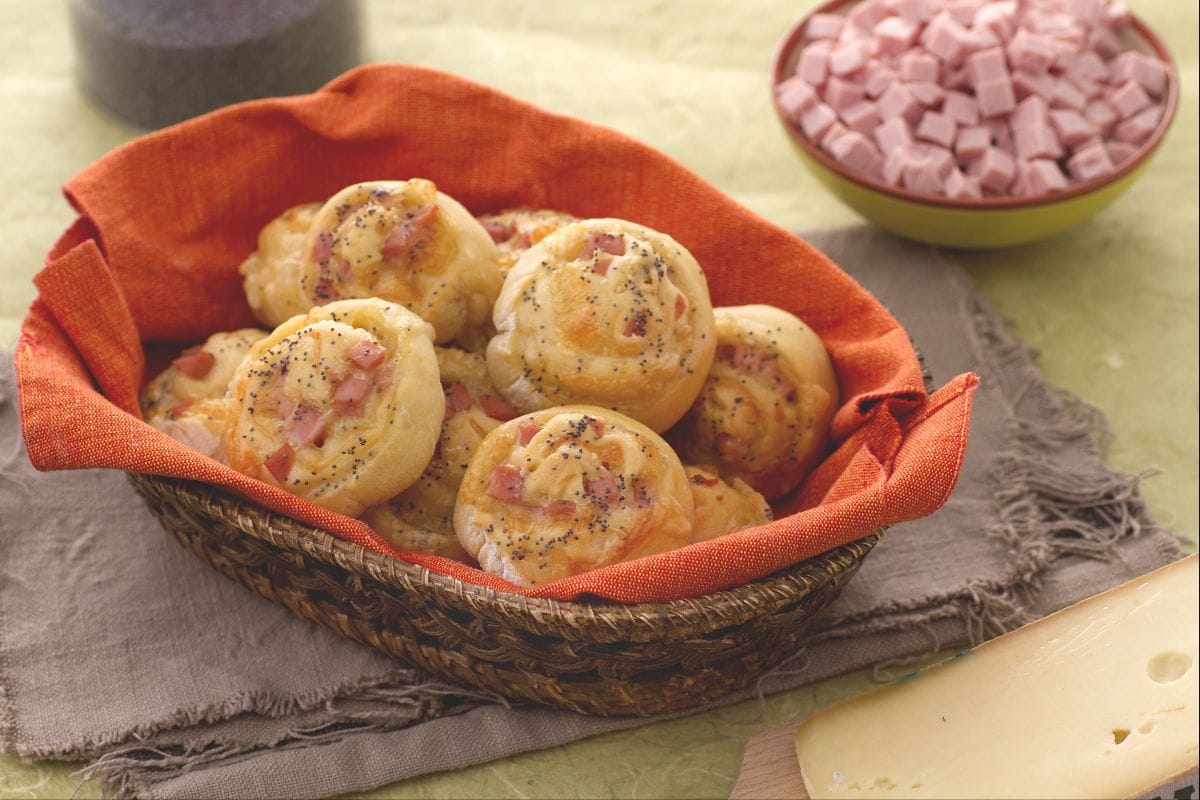 Caracoles de pan rellenos de dados de jamón cocido y fontina