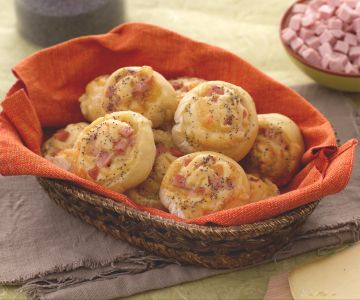 Caracoles de pan rellenos de dados de jamón cocido y fontina