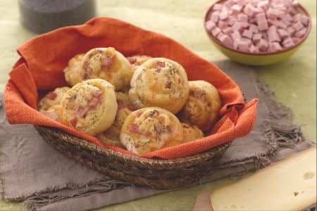 Caracoles de pan rellenos de dados de jamón cocido y fontina