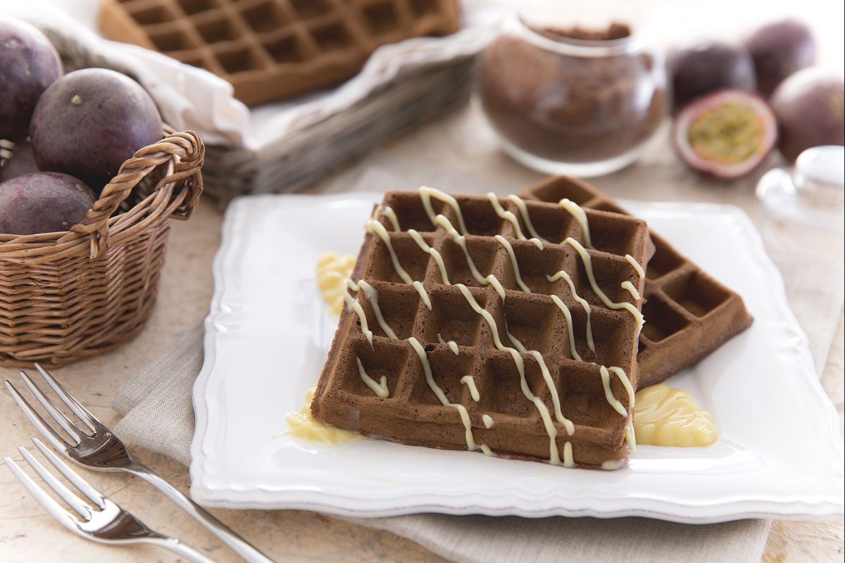 Gofres de chocolate y fruta de la pasión