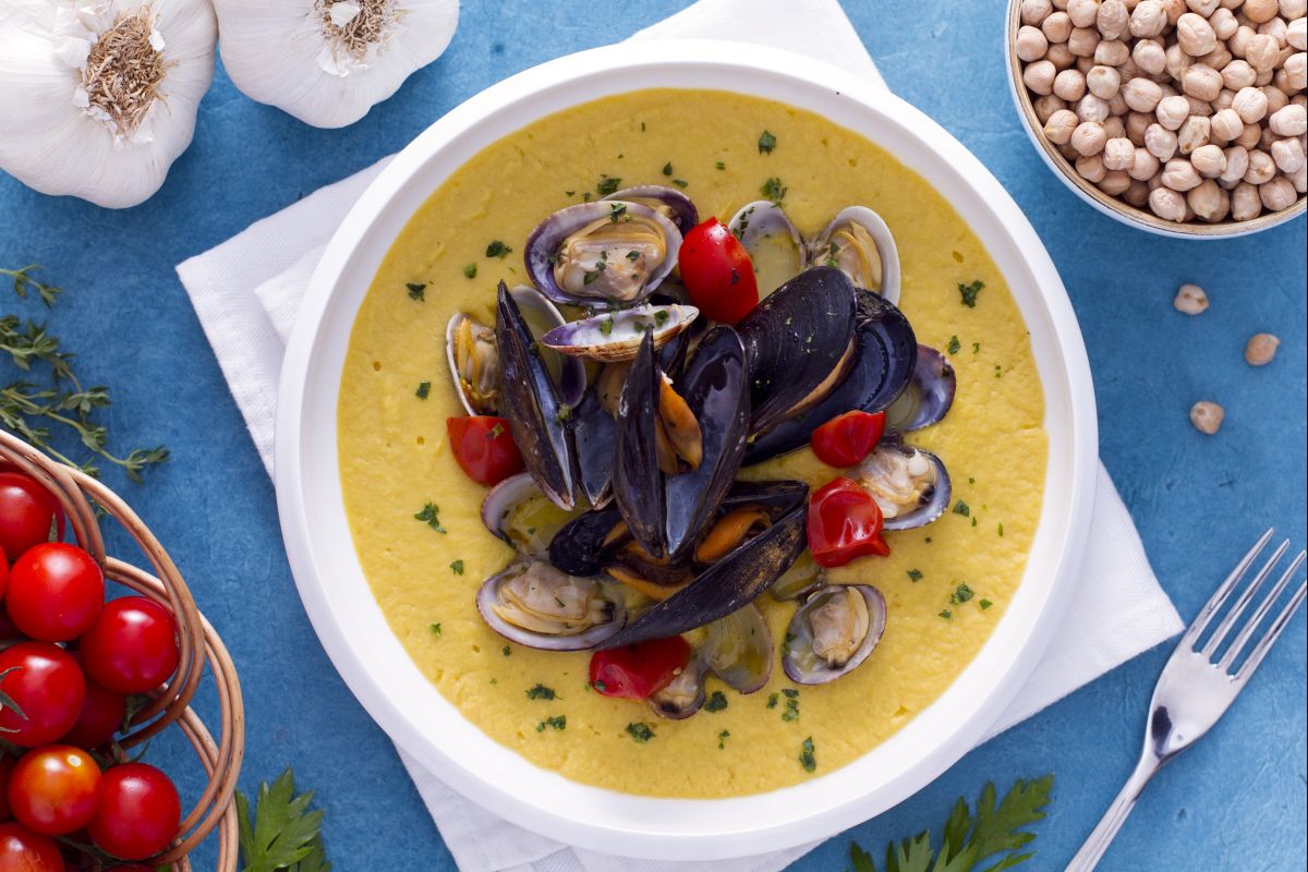 Crema de garbanzos con salteado de mejillones y almejas