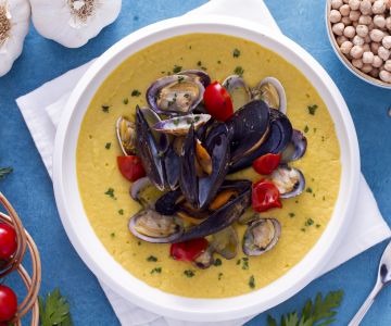 Crema de garbanzos con salteado de mejillones y almejas