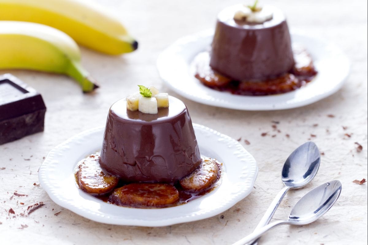 Panna cotta de chocolate con plátanos caramelizados