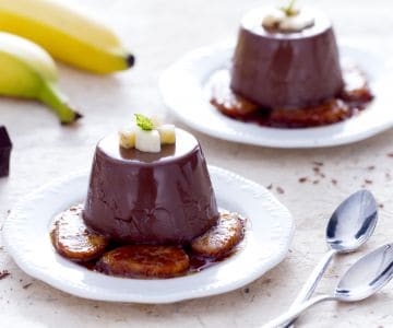 Panna cotta de chocolate con plátanos caramelizados