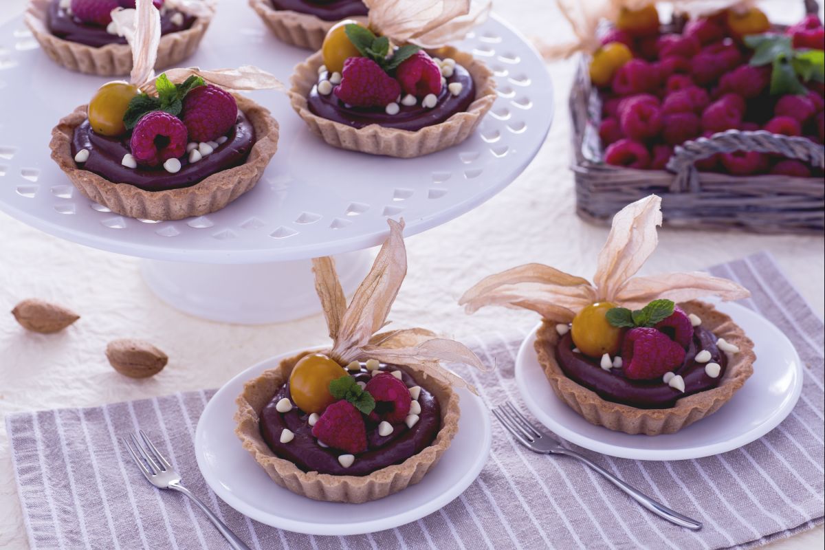 Tartaletas de cacao con almendras y crema de chocolate