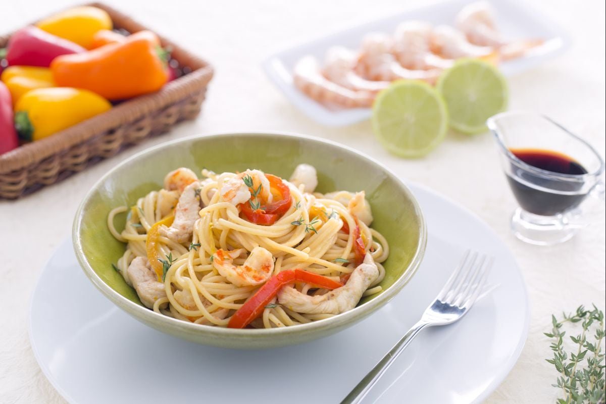 Espaguetis salteados con pollo y gambas