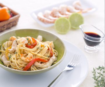 Espaguetis salteados con pollo y gambas
