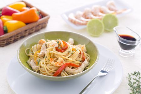 Espaguetis salteados con pollo y gambas