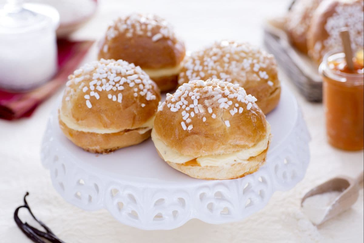 Mini tarta tropezienne con crema mousseline y mermelada de albaricoque