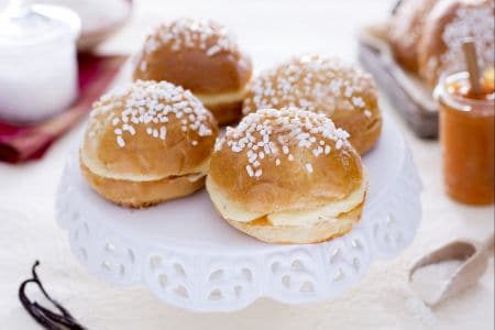 Mini tarta tropezienne con crema mousseline y mermelada de albaricoque