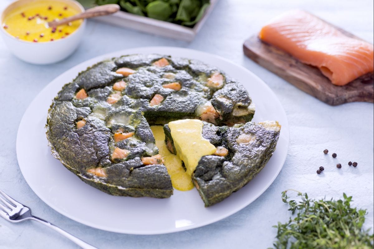Tortilla verde con salmón, queso toma y salsa de azafrán