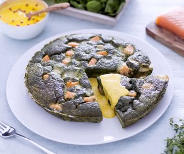 Tortilla verde con salmón, queso toma y salsa de azafrán