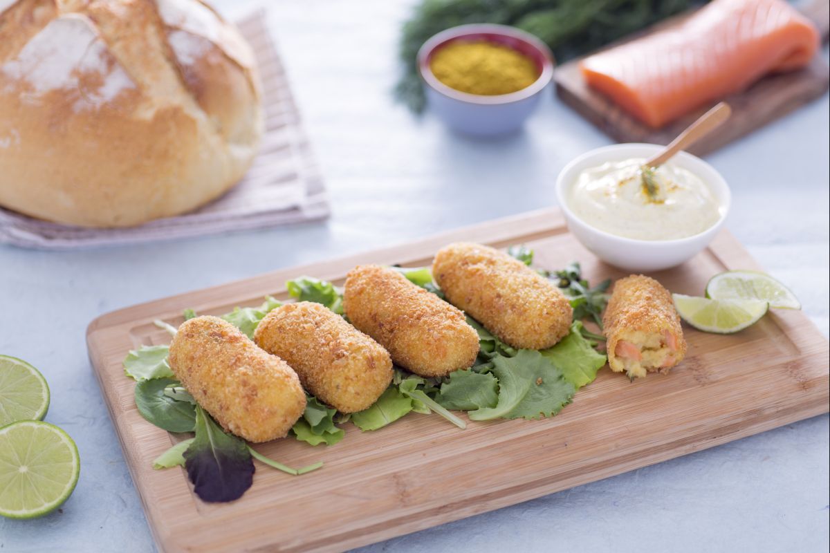 Croquetas de patata y salmón con salsa de yogur