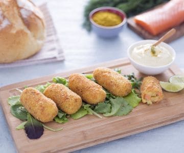 Croquetas de patata y salmón con salsa de yogur
