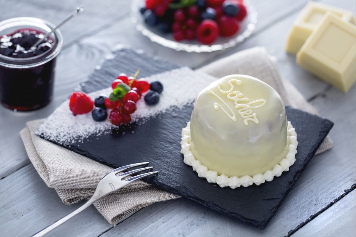 Mini sacher blanca con almendras