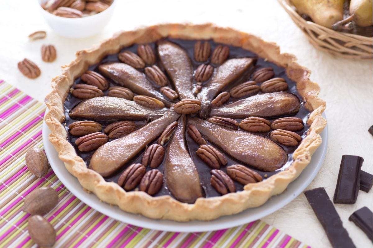 Tarta de chocolate con peras y nueces pecanas