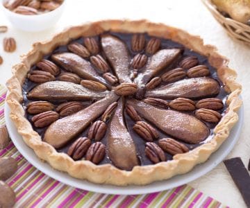 Tarta de chocolate con peras y nueces pecanas