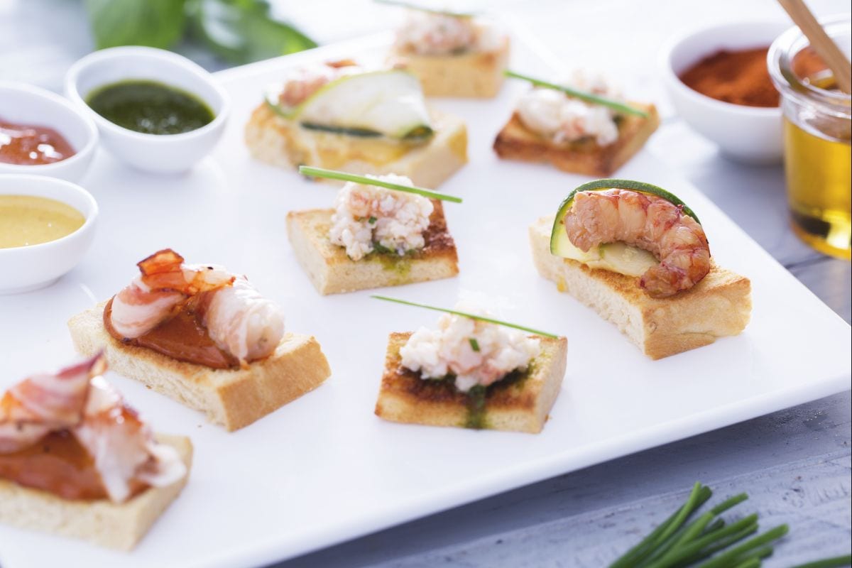 Trío de canapés de pan brioche con gambas