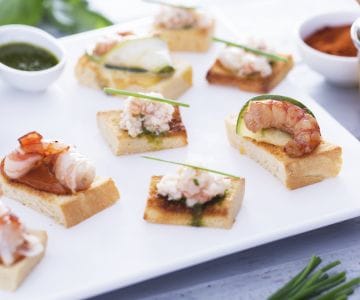 Trío de canapés de pan brioche con gambas