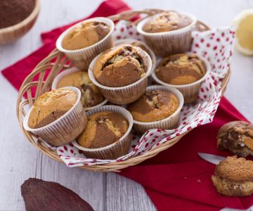 Muffins marmoleados de cacao con trocitos de chocolate blanco
