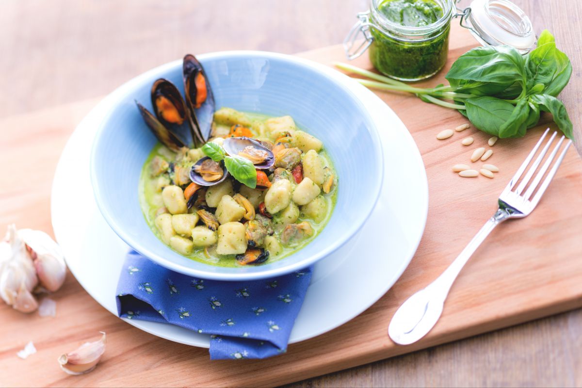 Ñoquis de patata al pesto con mejillones y almejas