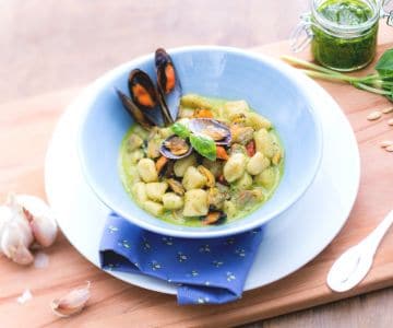 Ñoquis de patata al pesto con mejillones y almejas