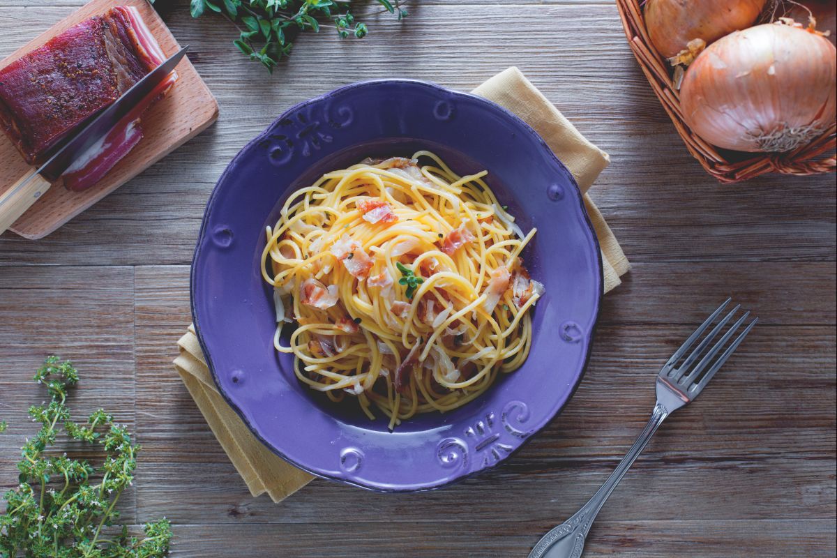 Vermicelli con salsa de cebolla y panceta