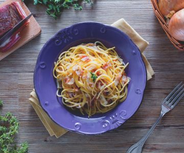 Vermicelli con salsa de cebolla y panceta