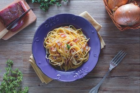 Vermicelli con salsa de cebolla y panceta