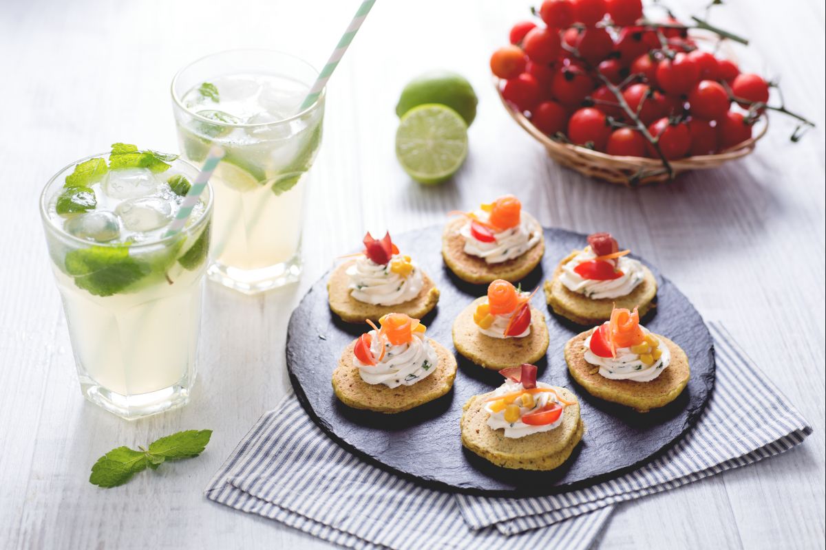 Pancakes integrales sin leche, huevos, mantequilla con mojito sin alcohol
