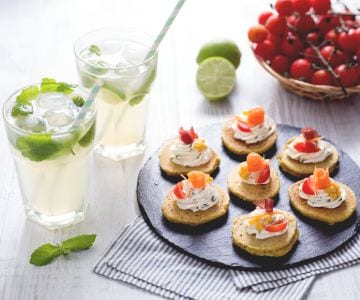 Pancakes integrales sin leche, huevos, mantequilla con mojito sin alcohol