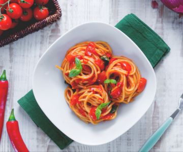 Nidos de espaguetis con salsa picante