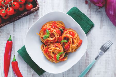 Nidos de espaguetis con salsa picante