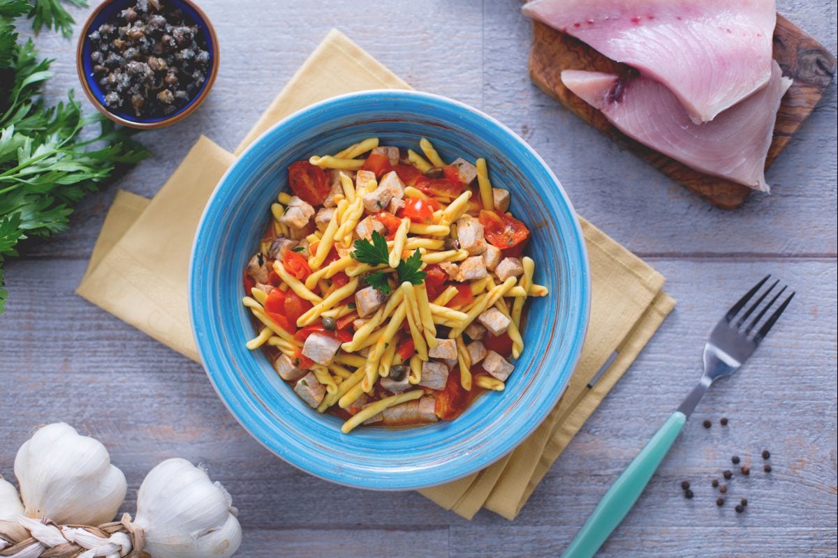 Strozzapreti con pez espada, tomates cherry y alcaparras