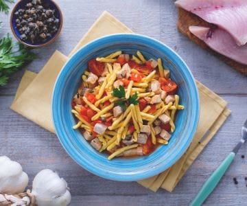 Strozzapreti con pez espada, tomates cherry y alcaparras