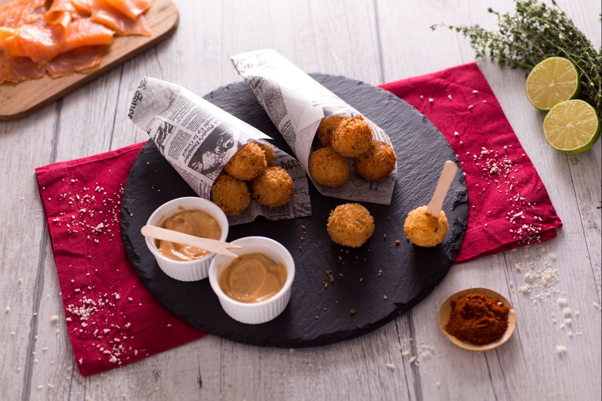 Albóndigas fritas de salmón y patatas con mayonesa rápida de pimentón