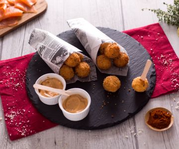 Albóndigas fritas de salmón y patatas con mayonesa rápida de pimentón