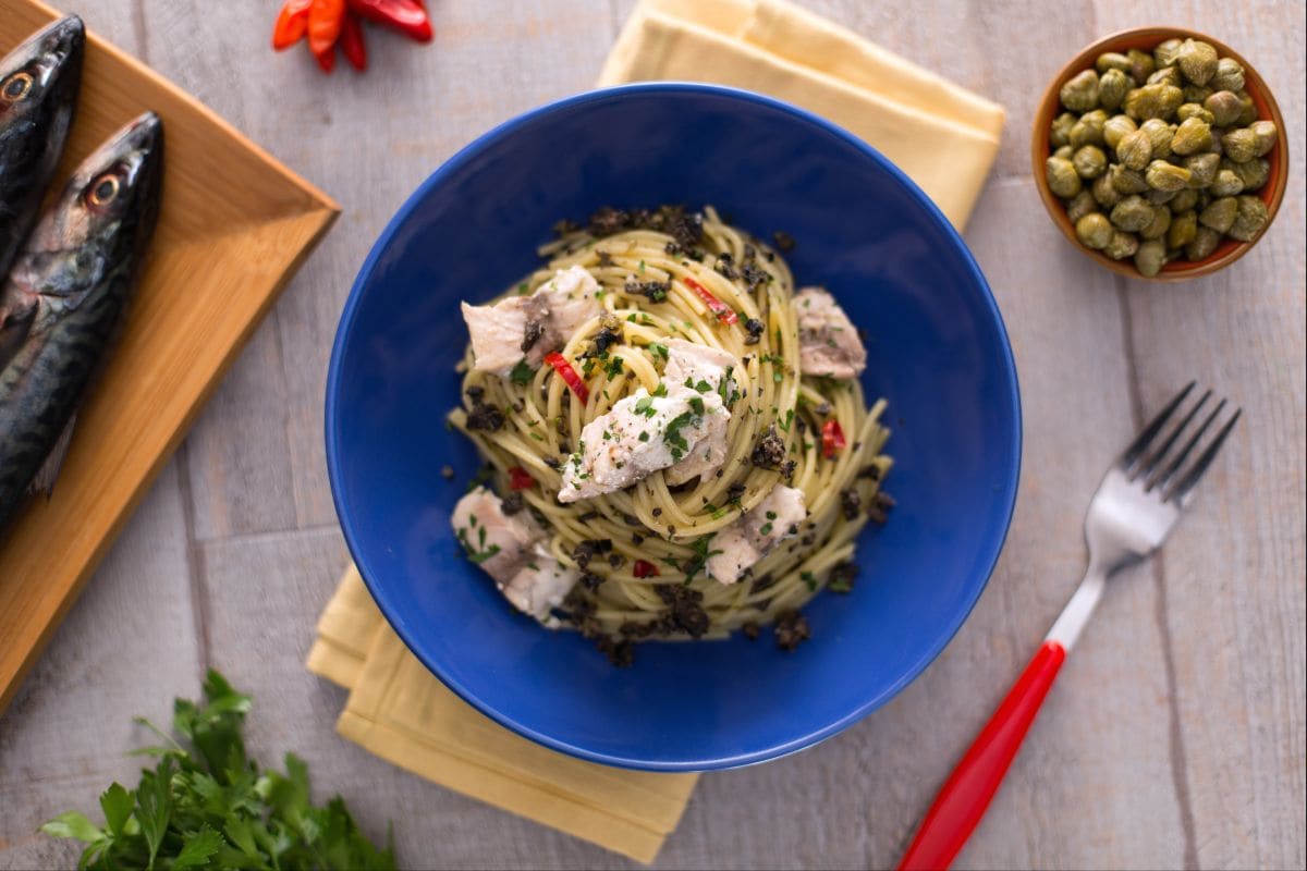Pasta con tapenade y caballa