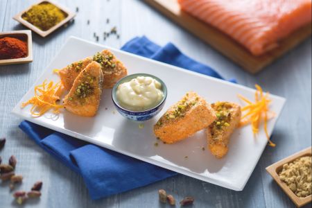 Bocados de salmón especiado crujiente