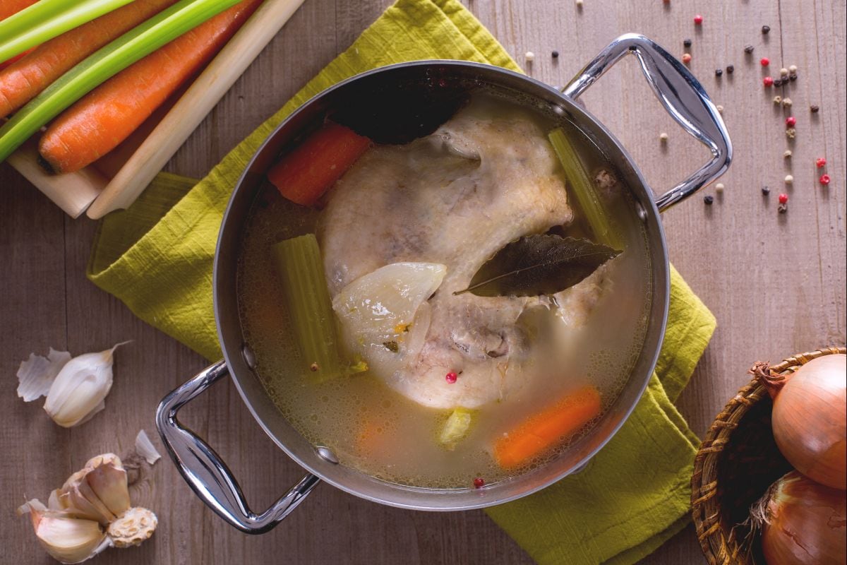 Caldo de gallina (o pollo)