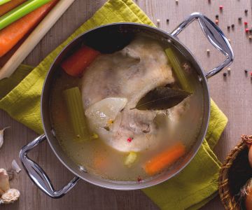 Caldo de gallina (o pollo)