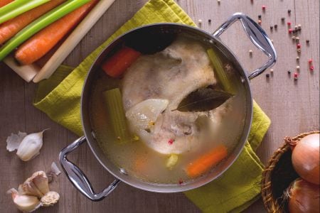 Caldo de gallina (o pollo)