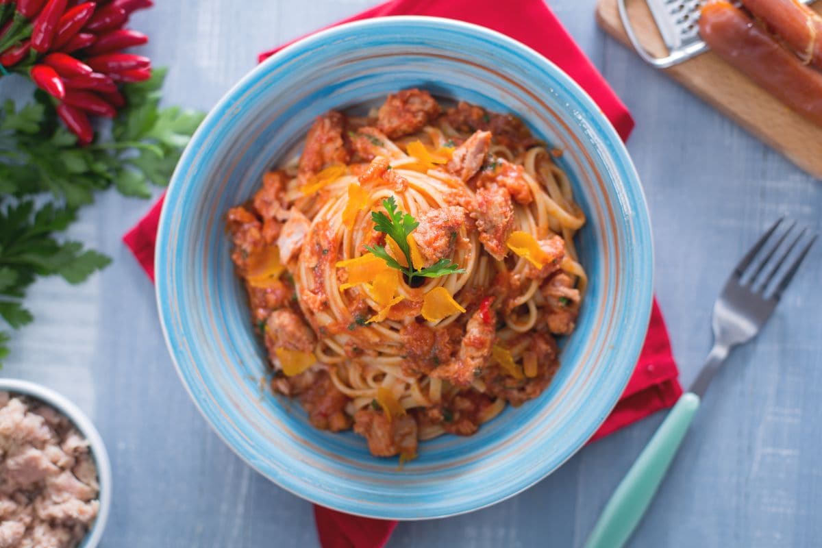 Pasta con atún, anchoas y huevas de pescado