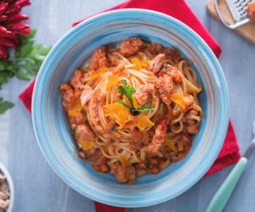Pasta con atún, anchoas y huevas de pescado