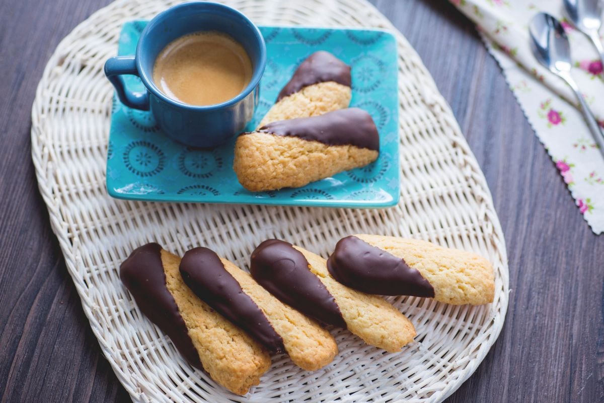 Galletas de coco cubiertas de chocolate