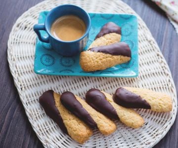 Galletas de coco cubiertas de chocolate