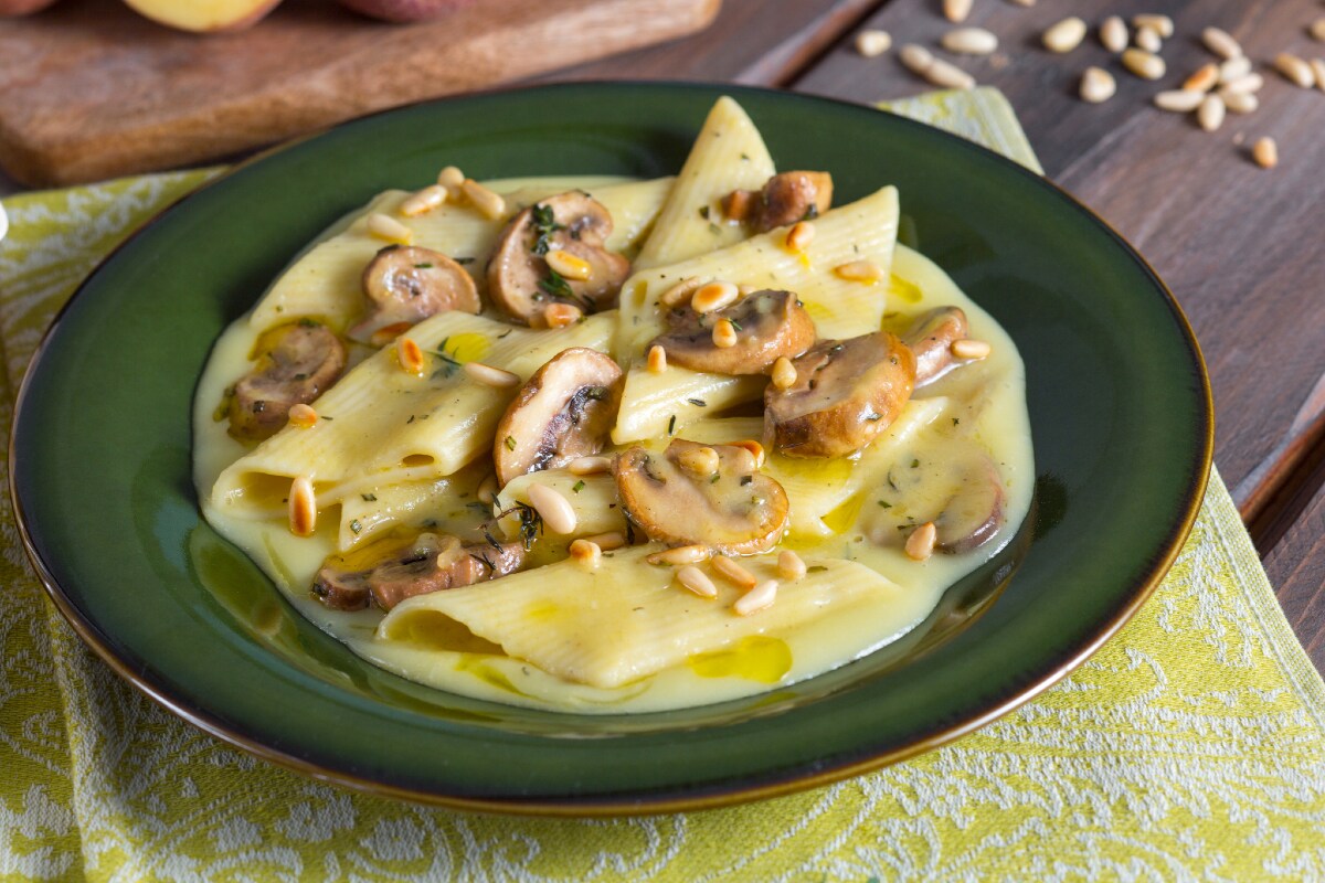 Penne con crema de patatas y champiñones