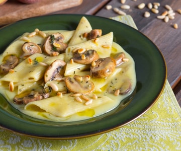 Penne con crema de patatas y champiñones