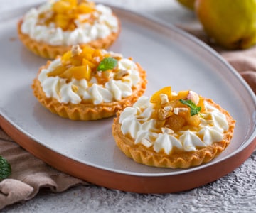 Tartaletas con crema de Skyr, peras y anacardos