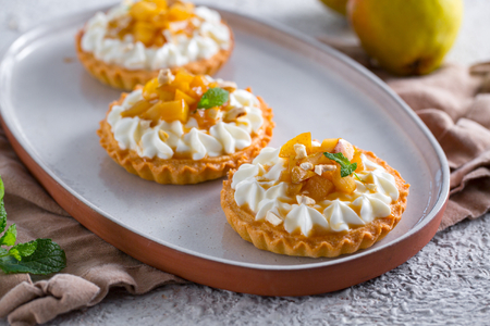 Tartaletas con crema de Skyr, peras y anacardos